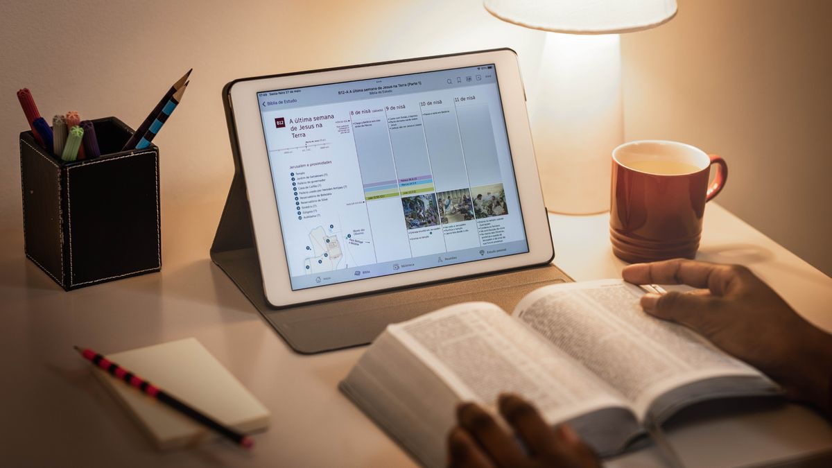 Nkazi mukaziana wabombia ntantiko ilandile, “Juma la Mwisho la Maisha ya Yesu Katika Dunia,” ili mu Apandisi ya B12, mu “Biblia​—Tafsiri ya Ulimwengu Mupya,” eevi imukwasie kunvuisia busomi bwa Bibilia.