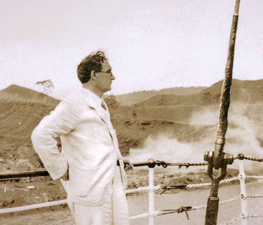 George Young na̱jkha̱ náa barco