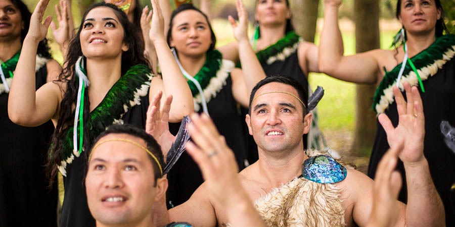 Ema Maori dansa hodi uza sira-nia roupa tradisionál
