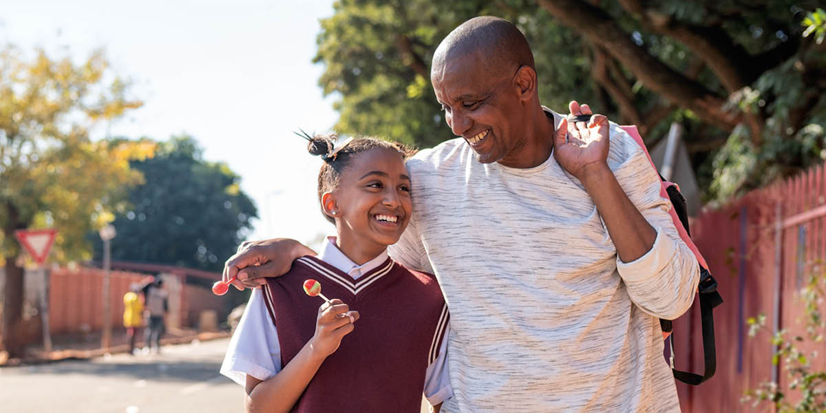 Aman ida no ninia oan-feto neʼebé joven laʼo ho kontente iha dalan.