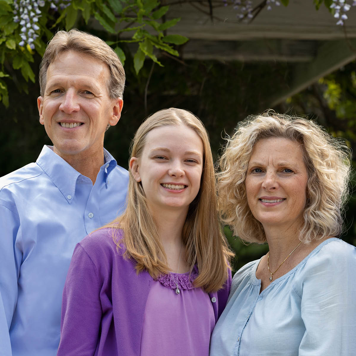 Gregory; ninia oan-feto, Olivia; no ninia feen, Audrey.