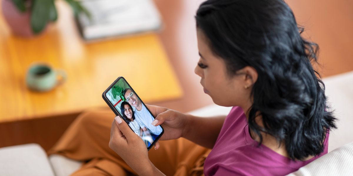 Feto joven ida hateke ba nia no ninia doben nia foto iha telefone.