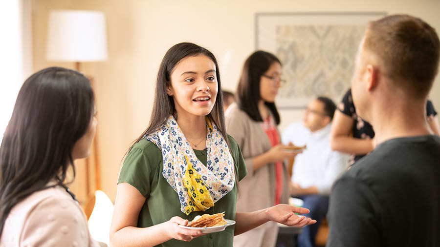 Feto joven neʼe koʼalia ho feen-laʼen ida.