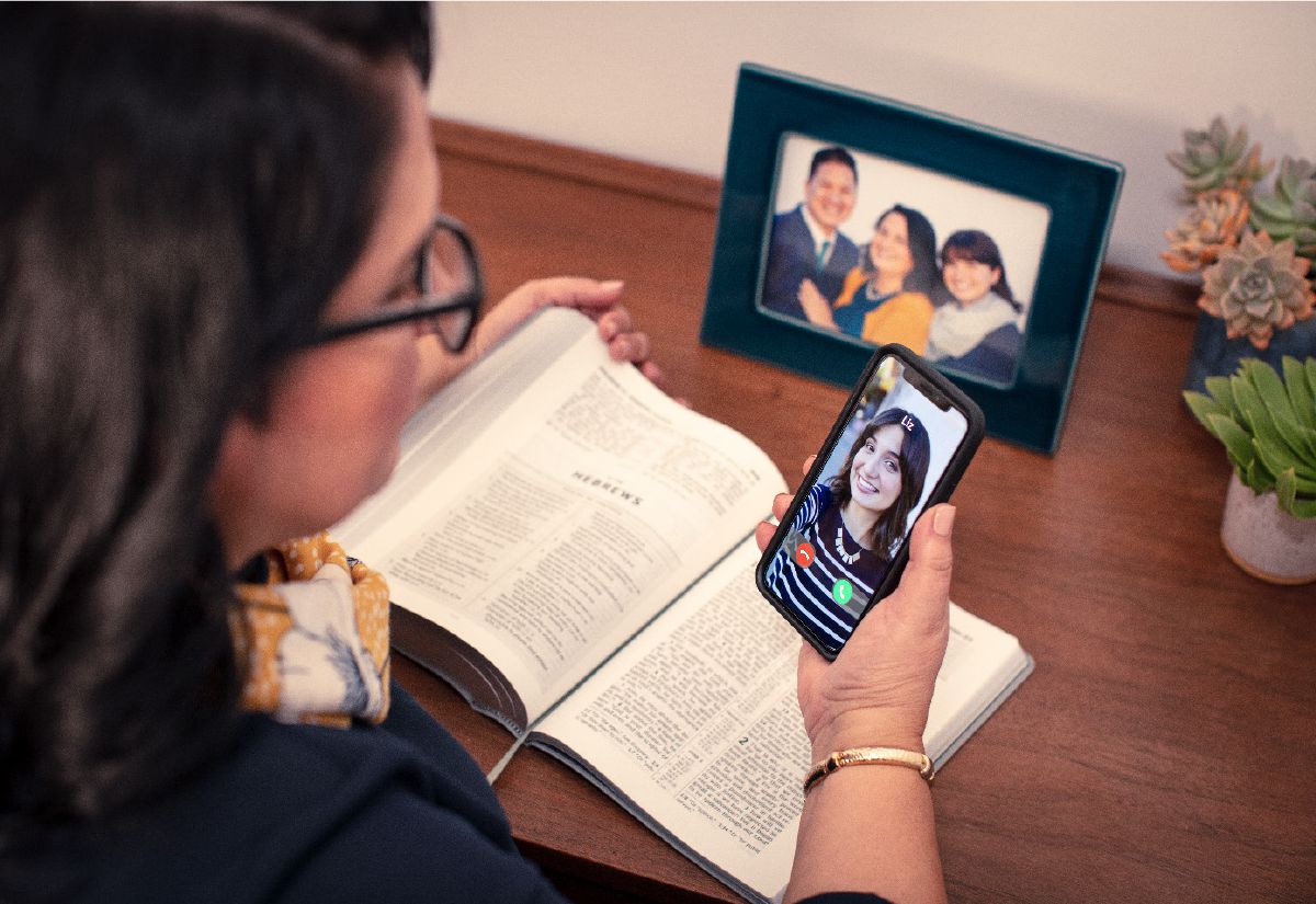 Família ida neʼebé sai husi kongregasaun ninia foto mosu iha irmán ida nia telefone
