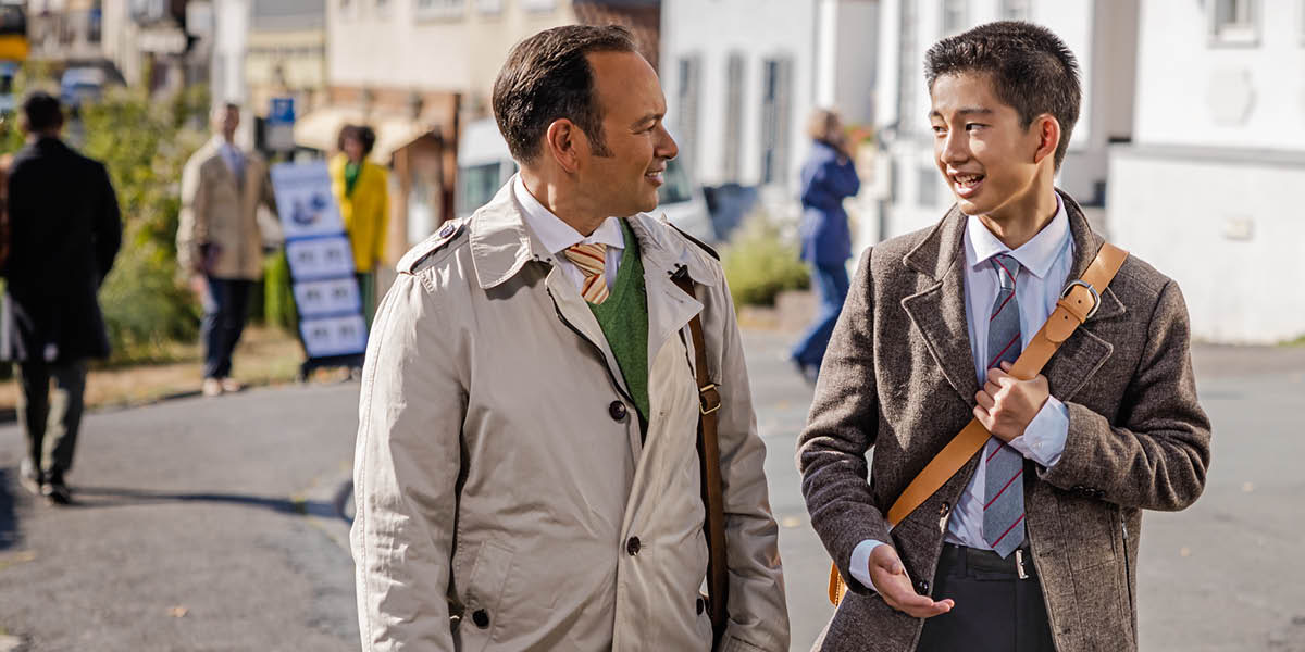 Irmaun joven neʼebé iha informasaun “Ita bele serbí Jeová maski inan-aman la fó ezemplu diʼak” koʼalia ho irmaun maduru ida nuʼudar sira haklaken hamutuk.