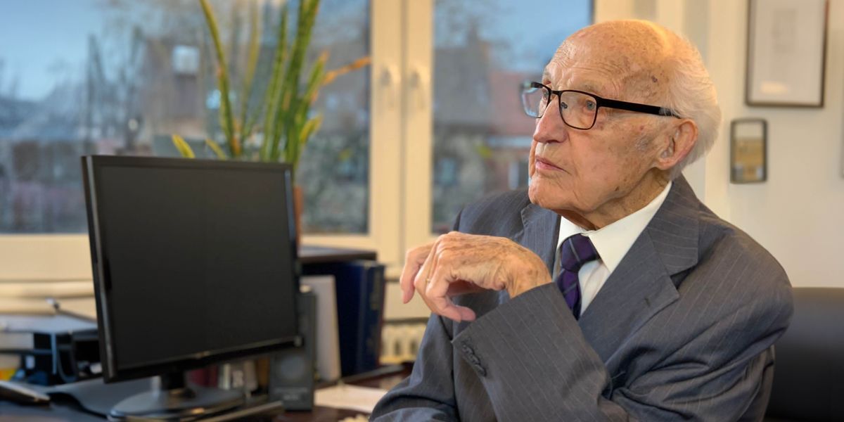 Marcel Gillet iha ninia serbisu-fatin iha sukursál Béljika.