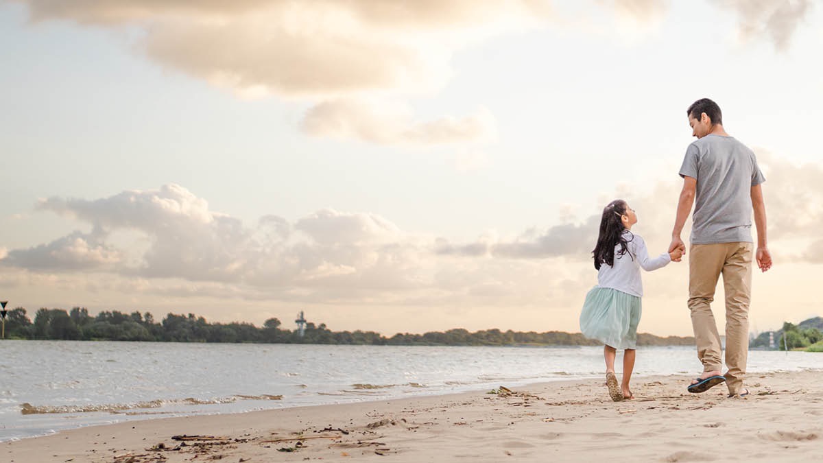 Rae raike mitantagne ty anak’ampela’e amy iareo mandeha amoron-driakey.