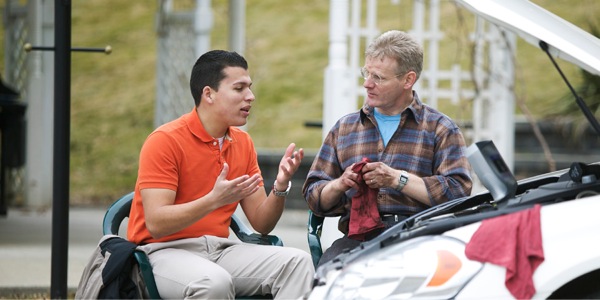 ఓ యువకుడు తన గురిచి చెబుతుడగా శ్రద్ధగా విటోన్న ఒక క్రైస్తవ పెద్ద