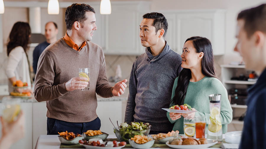 ఆ సహోదరుడు సంఘంలోని ఇతరులతో కలిసి మాట్లాడుతూ, సరదాగా సమయం గడుపుతున్నాడు.