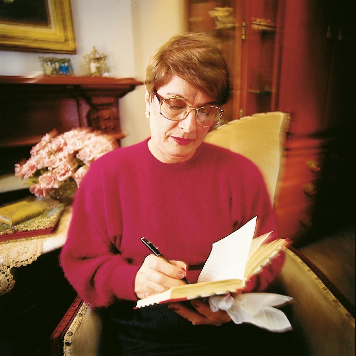 A grieving woman writes down her feelings