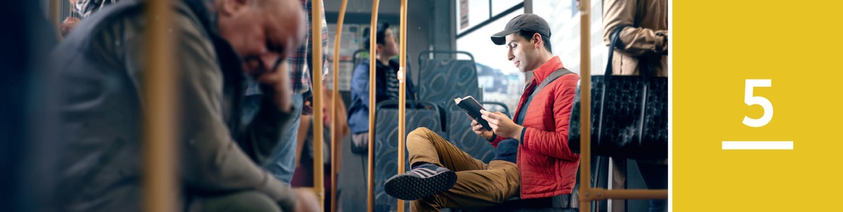 Дарси 5. Марде дар автобус Китоби Муқаддас хонда истодааст.