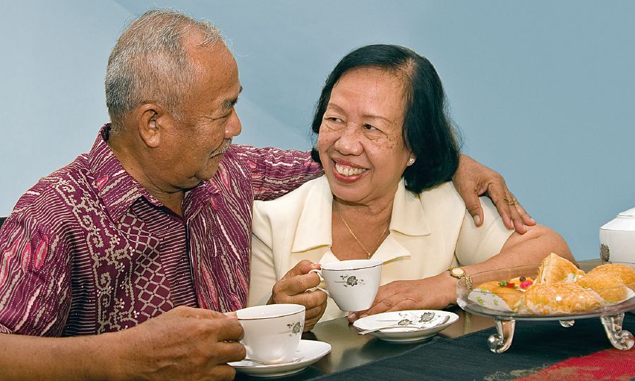 Думас ва Сумиатун якҷоя чой нӯшида истодаанд