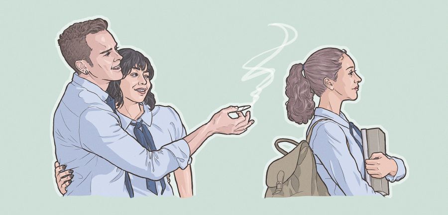 Хоҳари ҷавоне нигоҳ накарда ба фишори ҳамсолон сигоркаширо рад мекунад