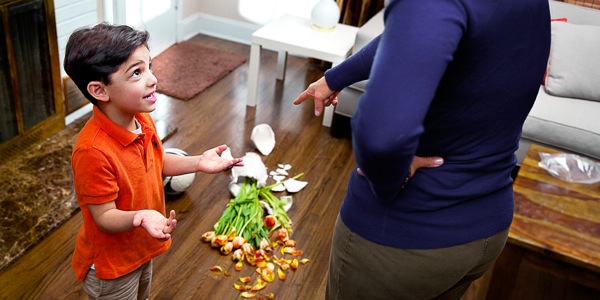 ሓደ ንእሽቶ ቘልዓ፡ ነቲ መቐመጥ ዕምባባ ኸም ዘይሰበሮ ኺዛረብ ከሎ