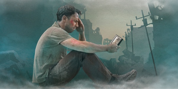 ሓደ እተጨነቐ ሰብኣይ፡ ኣብቲ ፍርስራስ ኮፍ ኢሉ ስእሊ ኺርኢ ኸሎ