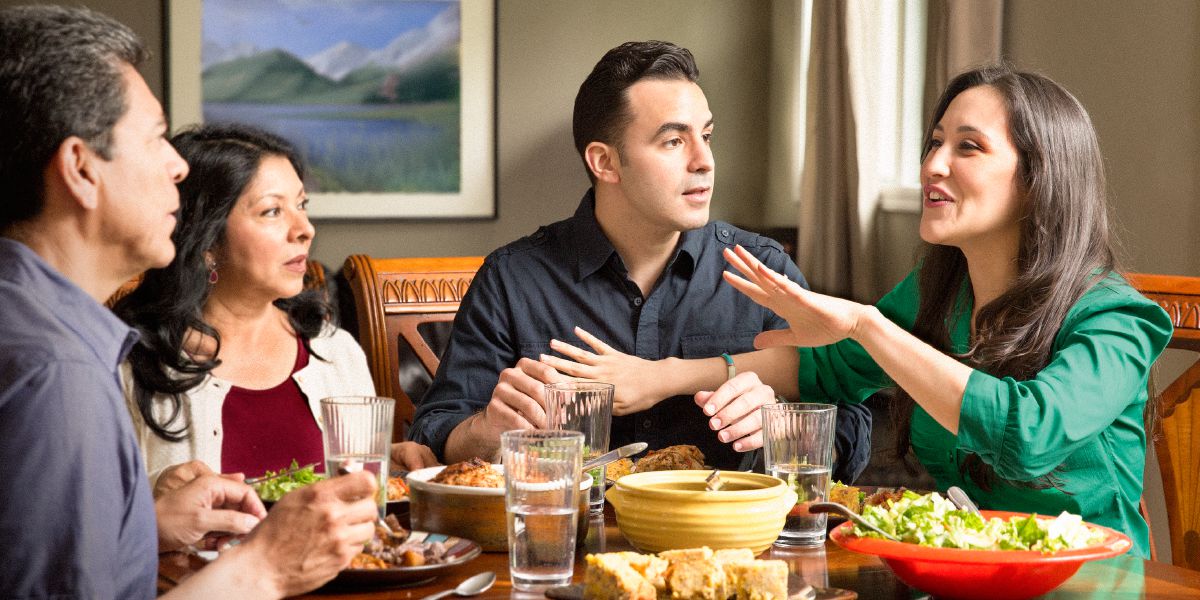 ሰብኣይን ሰበይትን ምስ ካልኦት ሰብ ሓዳር ኰይኖም እናተደረሩ ኸለዉ፡ እታ ሰበይቲ ንሰብኣያ ኣብ መንጎ ዘረባኡ ትዀልፎ