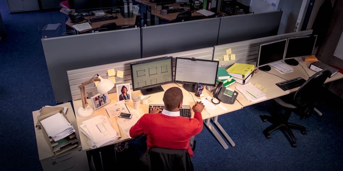 ሓደ ሰብኣይ ኣብ ስራሑ የምሲ