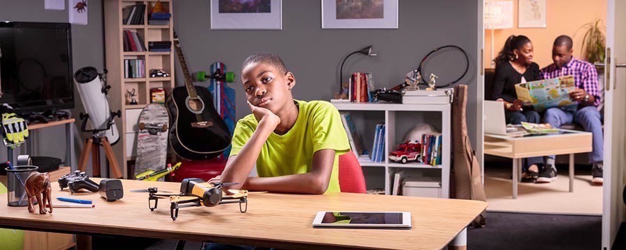 ብስጋዊ ጥሪት ኣብ ዝመልአ ኽፍሊ ኽነሱ ዘይተሓጐሰ ቘልዓ