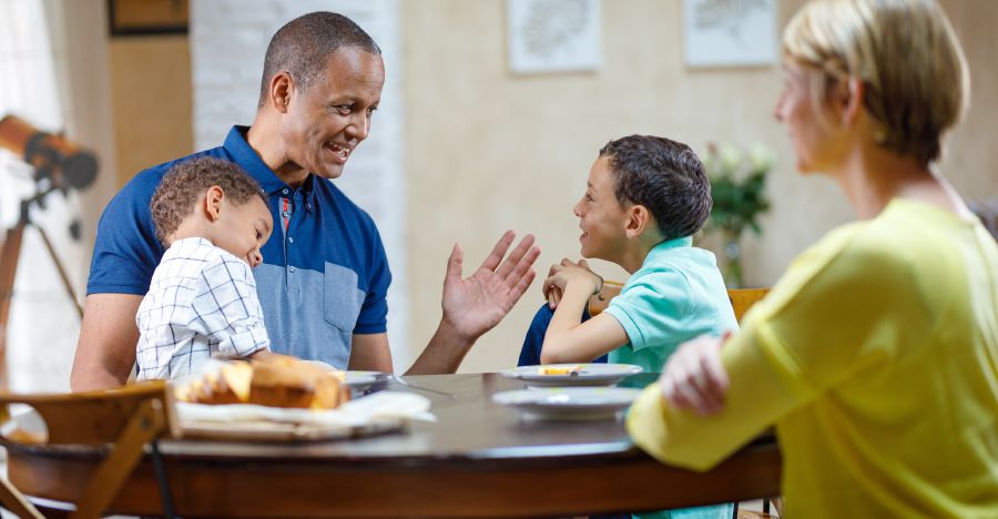 ሓደ ሰብኣይ ንሰበይቱን ንደቁን ይዛረቦም