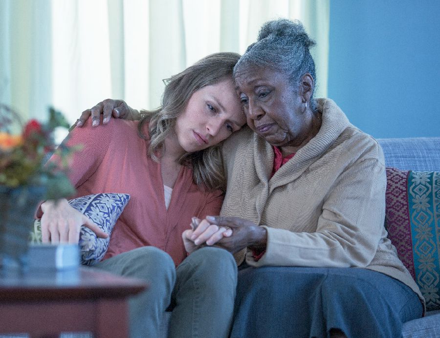 ብዕድመ ዝደፍአት ሓብቲ ንሓንቲ መንእሰይ ሓብቲ ሓቚፋ ተጸናንዐ