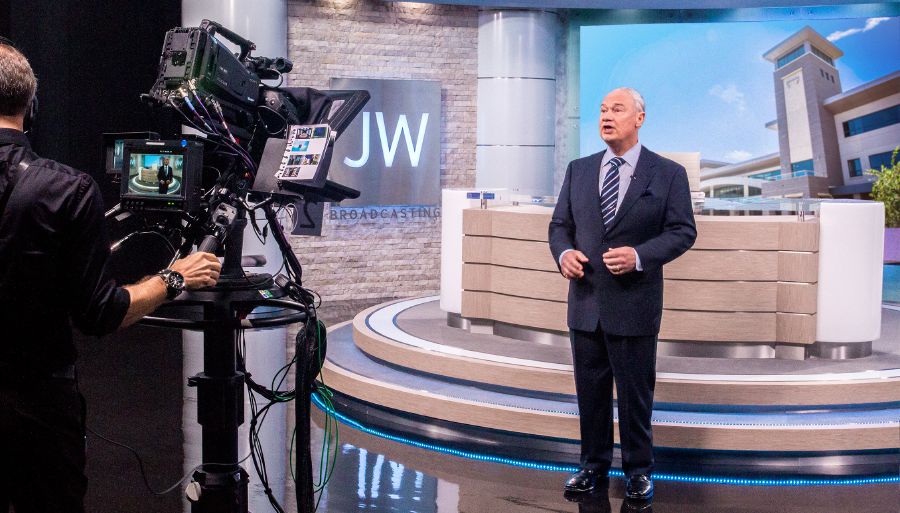 ኣባል ኣመሓዳሪ ኣካል ዝዀነ ስቲቨን ለት ኣብ ፈነወ JW ይቕዳሕ።