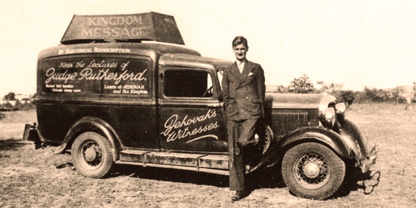 [ኣብ ገጽ 32 ዘሎ ስእሊ]