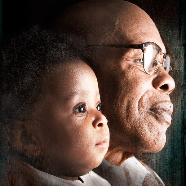 ሓደ ብዕድመ ዝደፍአ ሰብኣይን ሓደ ቘልዓን ናብ ርሕቕ ዝበለ ቦታ እናማዕደዉ