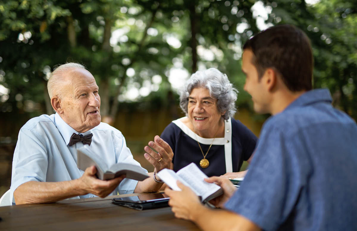 ረኔን ሊዲን ምስ ሓደ ሰብኣይ ብመጽሓፍ ቅዱስ ይመያየጡ።