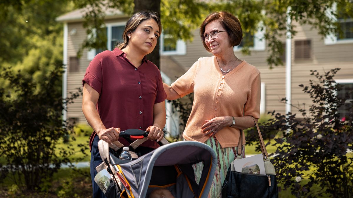 ሓንቲ ዝጐሃየት ሓብቲ ንሕጻና ብዓረብያ እናደፍአት ምስ ሓንቲ እተተባብዓ ሓብቲ ሓቢራ ተገልግል።