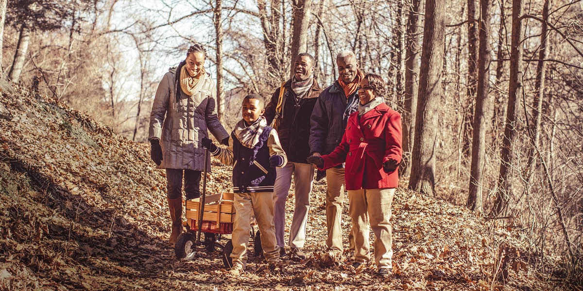 ሰባት ኣብ መንጎ ኣግራብ ብእግሮም እናተጓዕዙ ብተፈጥሮ ይሕጐሱ