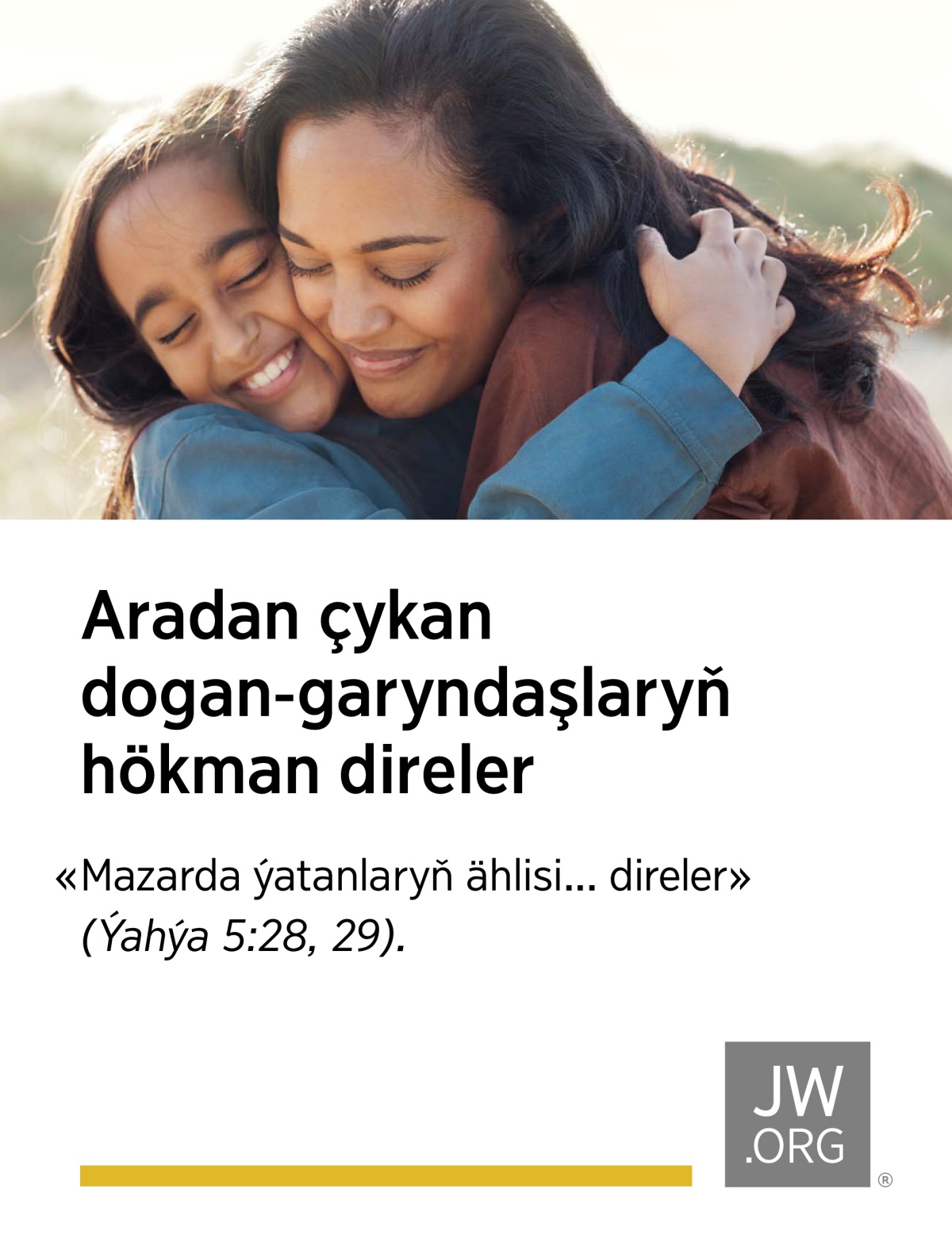 Ejesi gyzyny bagryna basýar.