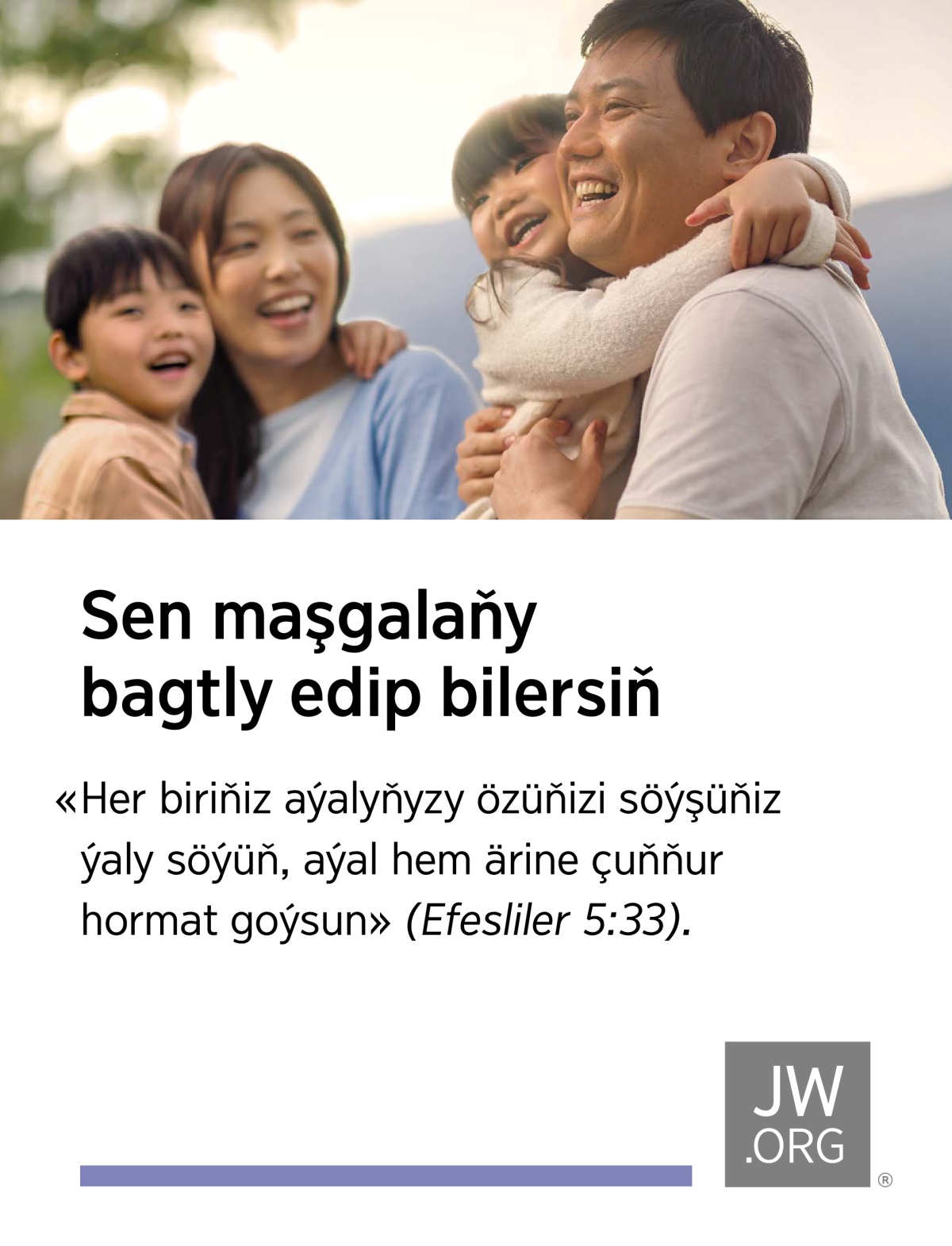 Är-aýal oguljygy we gyzjagazy bilen gülşüp oýnaýar.