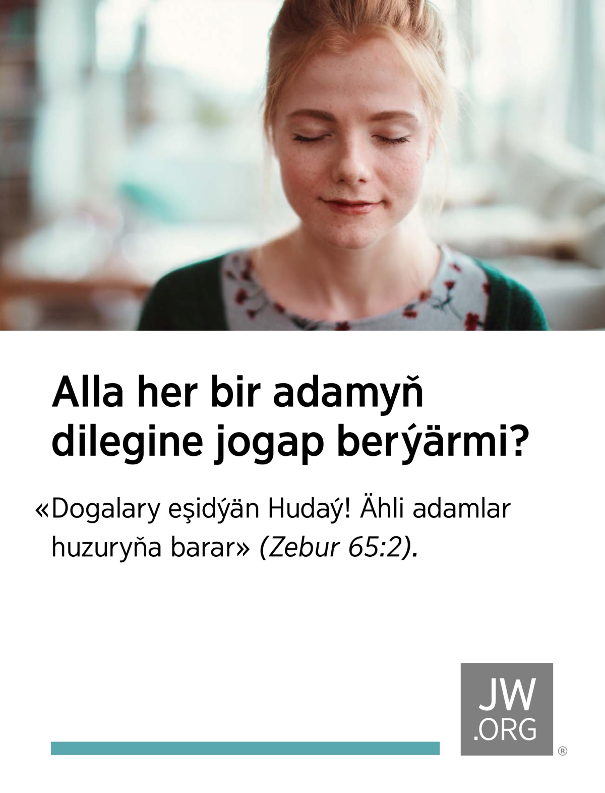 Bir gyz öýünde Hudaýa dileg edýär.