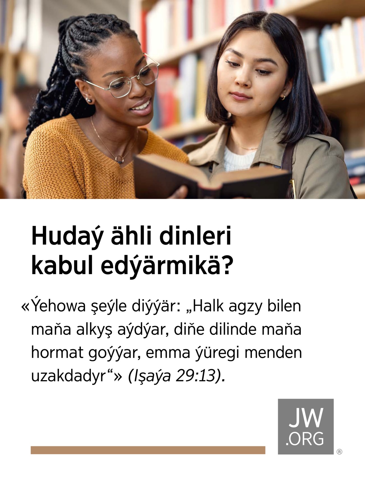 Iki ýaş gyz kitaphanada kitap okaýar.