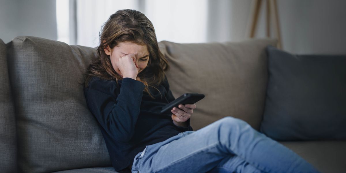 Gyzjagaz telefonynda görýän zatlary sebäpli gynanyp aglap otyr.