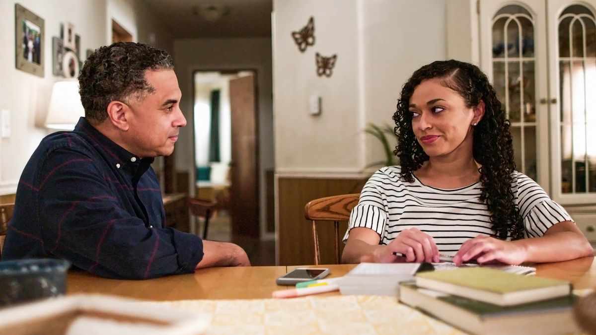 «Sabyrly boluň, biri-biriňizi söýüň. Çagalarymyz» diýen wideodan surat. Maks gyzy Sýuzini ünsli diňleýär.