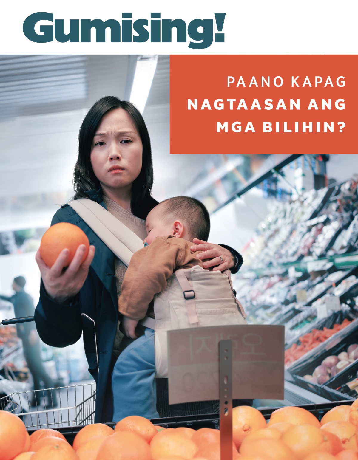 Isang nag-aalalang nanay na nakatingin sa presyo ng prutas sa grocery habang natutulog ang baby niya.