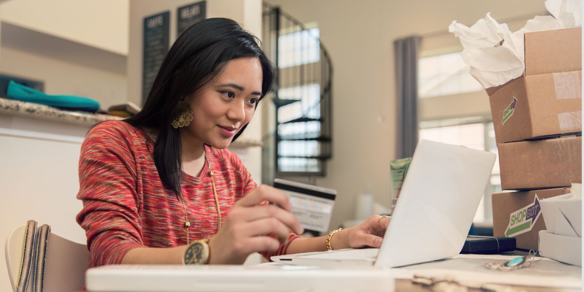 Isang babaeng nag-o-online shopping