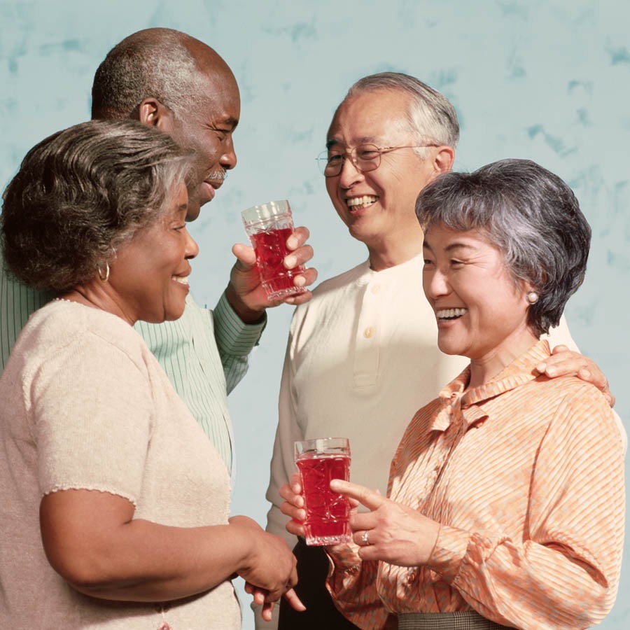 May-edad na mga mag-asawang nag-uusap-usap
