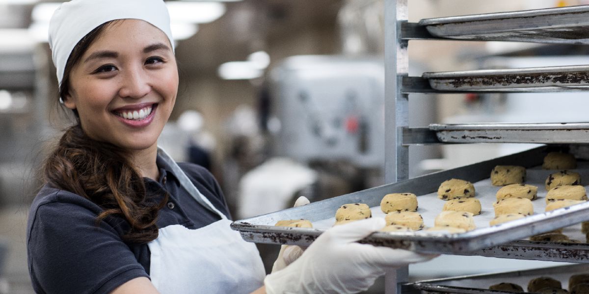 Sister na nagtatrabaho sa kitchen sa Bethel
