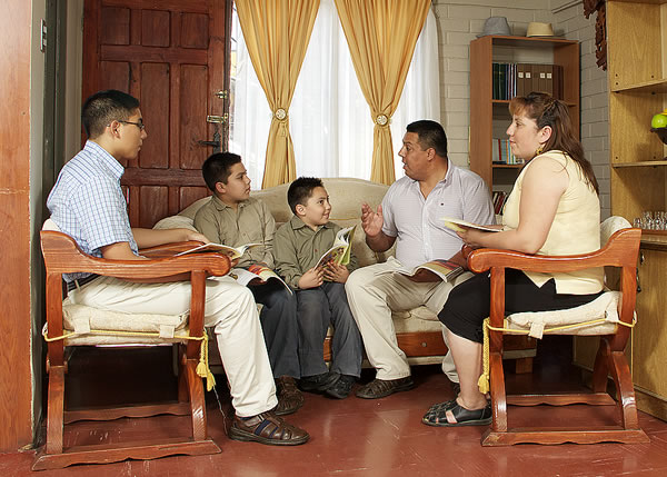 Bina-Bible study ni Victor ang isang pamilya