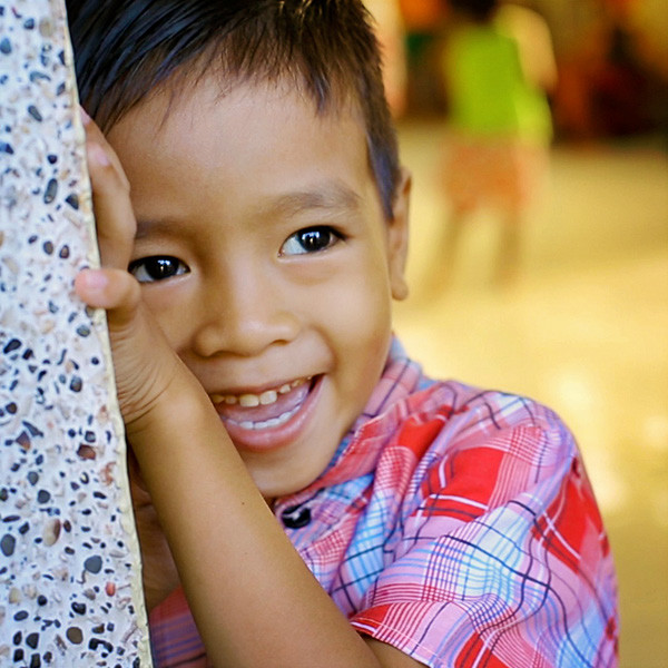 Isang batang nakangiti
