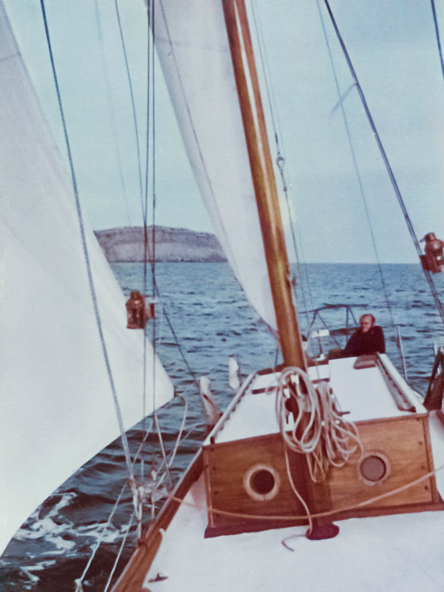 Si Martin na nakasakay sa sailboat.