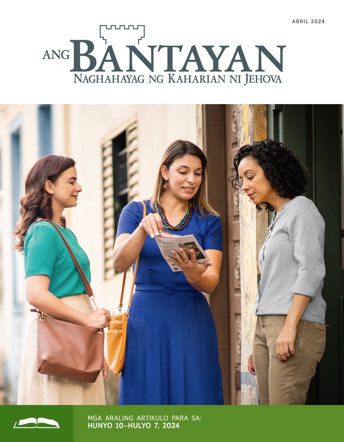 Dalawang sister na nagbabahay-bahay. Lakas-loob na ipinapaliwanag ng isang sister ang magasin sa isang babae.