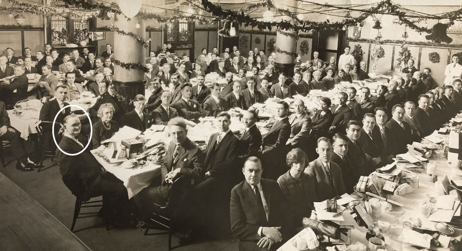 Lelapa la Bethele le keteka Keresemose lekgetlo la bofelo ka 1926, Richard H. Barber ke ene yo o mo gare ga letshwao le le sediko