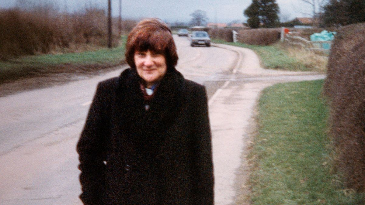 Carol o a smaela fa a ntse a tsamaya mo mmileng.