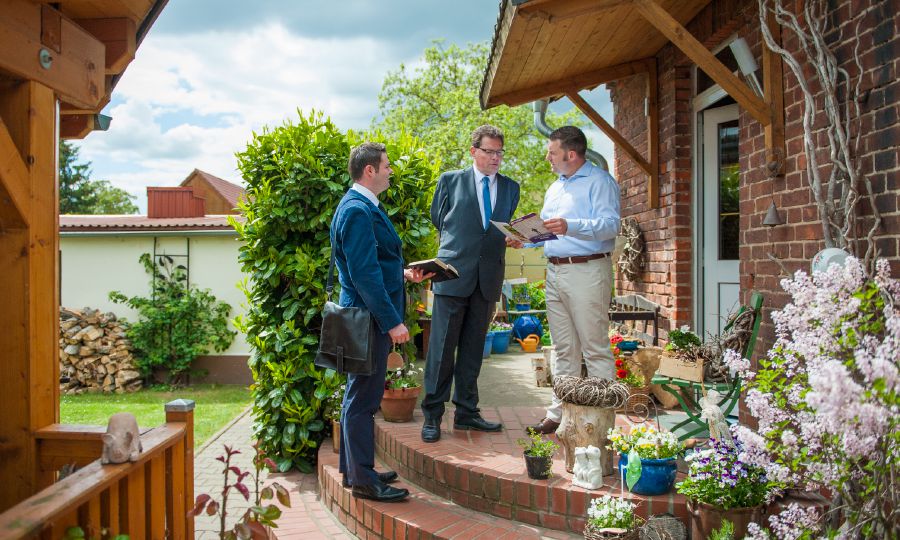 Bernhard Merten a na le Mosupi yo mongwe mo bodireding jwa ntlo le ntlo