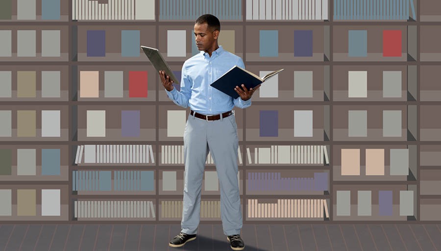 Monna yo o neng a lebile dibuka mo shelofong, o bapisa buka e a e tshotseng mo shelofong le e a dirang dipatlisiso mo go yone e e mo tableteng ya gagwe