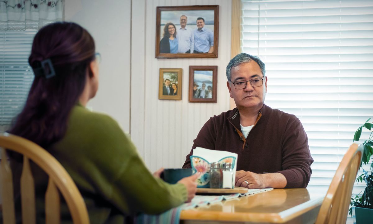 Ko ha ongo meʻa taʻumotuʻa ʻokú na tangutu ʻi ha tēpile kai. Ko e uaifí ʻokú ne sio fakamamaʻu ki he ngaahi tā fakafāmili ʻo kinaua mo hona fohá lolotonga ia ʻoku sio fakamamaʻu ʻa e husepānití ki ha sea ʻoku ʻikai ha taha ʻe tangutu ai.