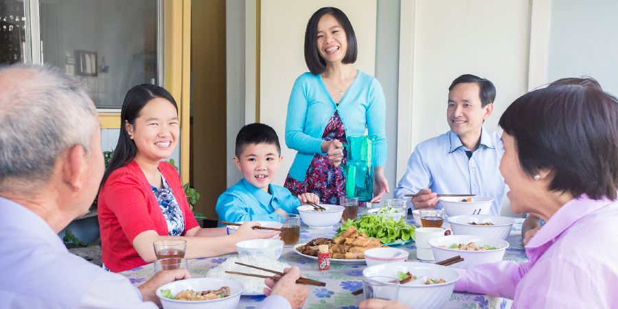 Fakaa‘u atu ‘e ha fāmili ‘a e anga-talitali kakaí ki ha ongo me‘a ‘aki ‘a e kai fakataha mo kinaua